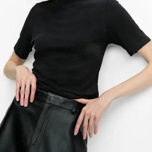 T-shirt canelada gola alta preta