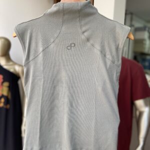 BLUSA CANELADA GOLA ALTA SEM MANGA