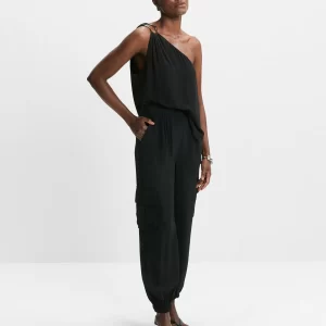 Blusa um ombro só com detalhe