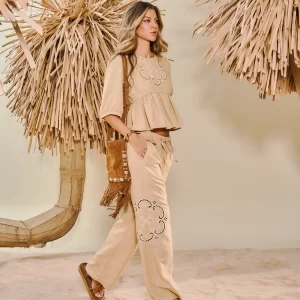 CALÇA EM LINHO BORDADA