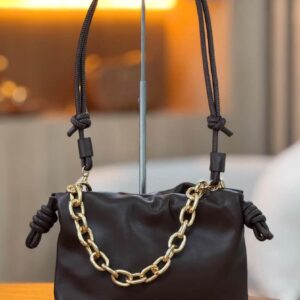 BOLSA EM COURO CAFÉ COM CORRENTE