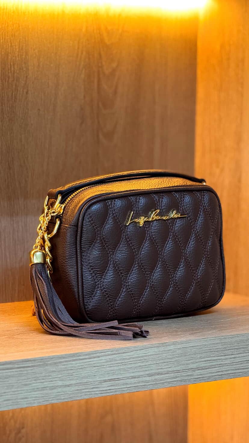 BOLSA CLÁSSICA EM COURO CAFÉ E ALÇA DE CORRENTES PEQUENA