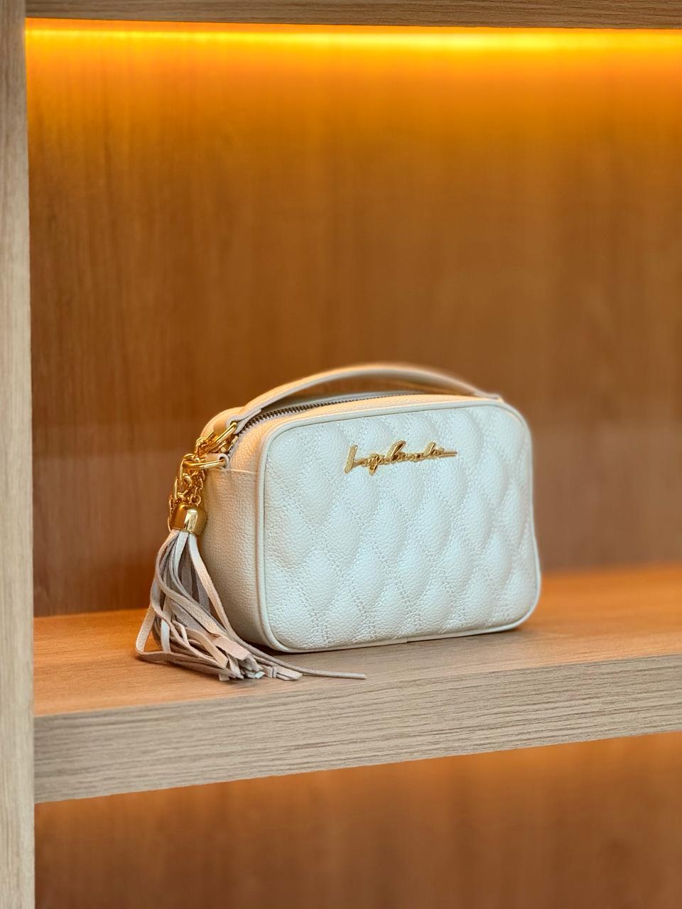 BOLSA CLÁSSICA EM COURO OFF WHITE E ALÇA DE CORRENTES PEQUENA