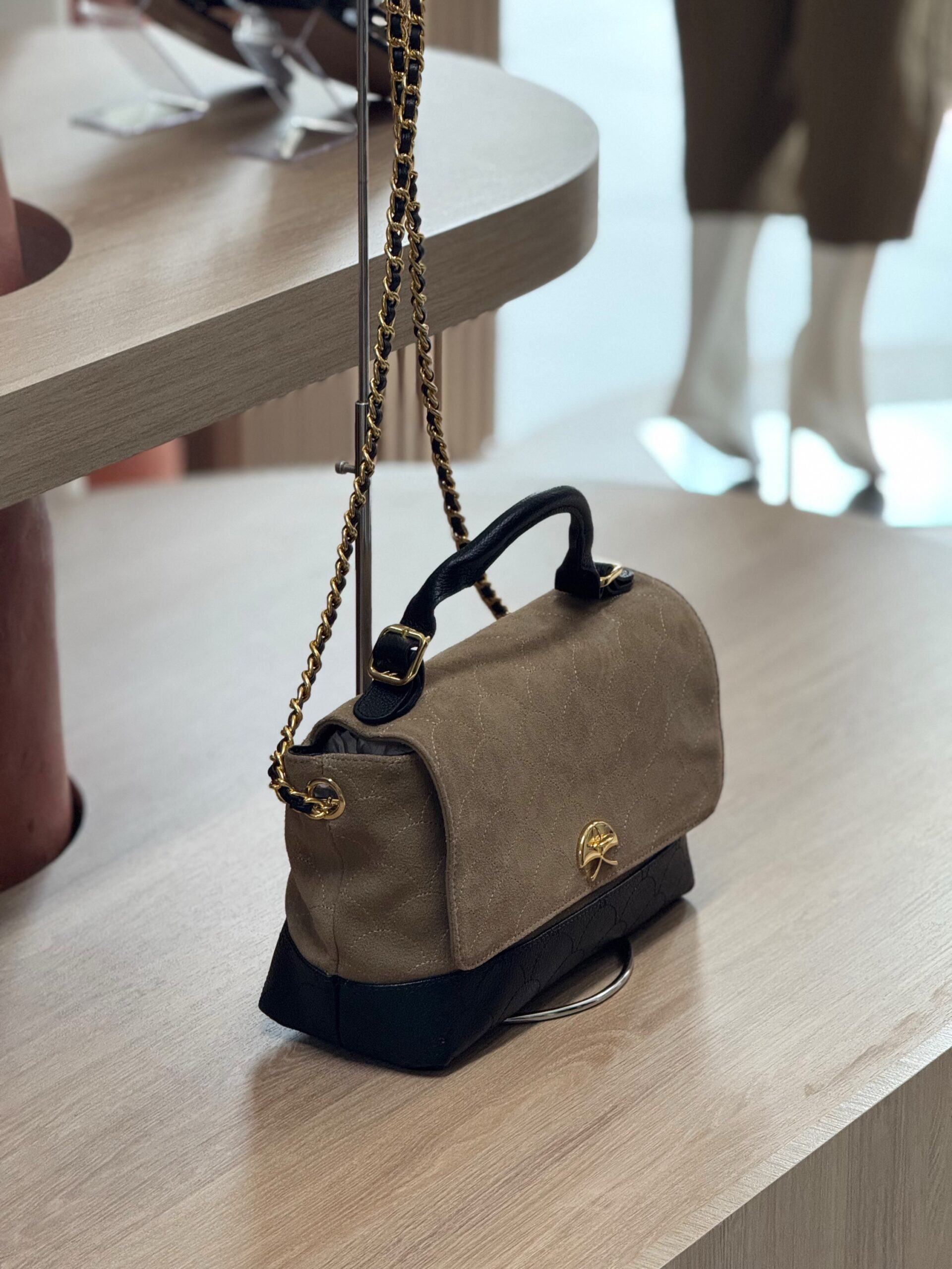 BOLSA MÉDIA EM COURO PRETO E CAMURÇA BEGE - Imagem 2