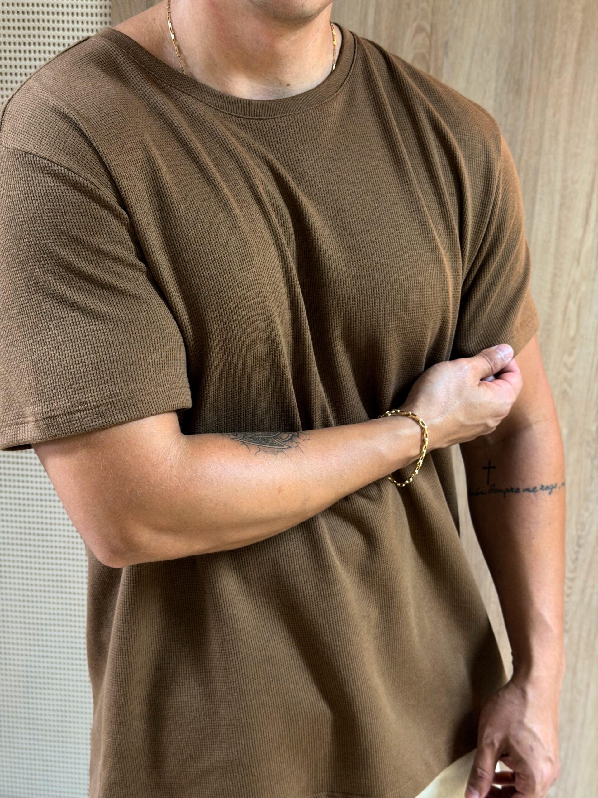 camiseta regular waffle caramelo - Imagem 4