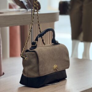 BOLSA MÉDIA EM COURO PRETO E CAMURÇA BEGE