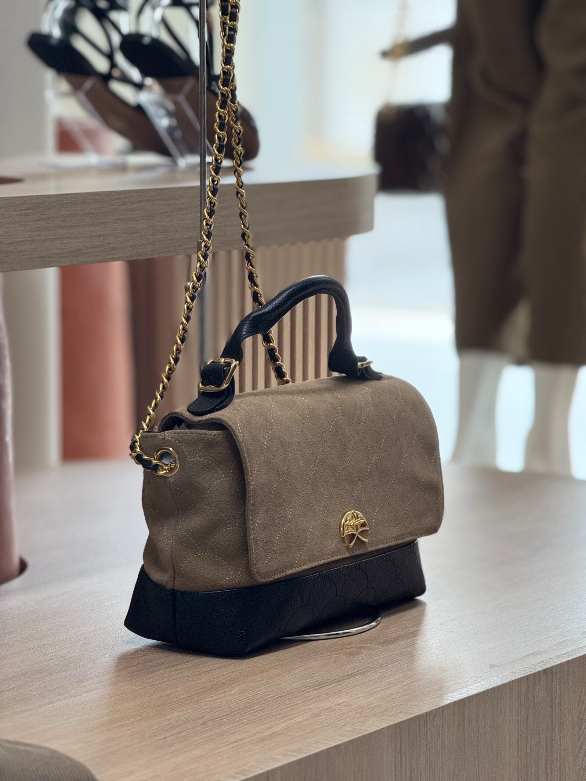 BOLSA MÉDIA EM COURO PRETO E CAMURÇA BEGE