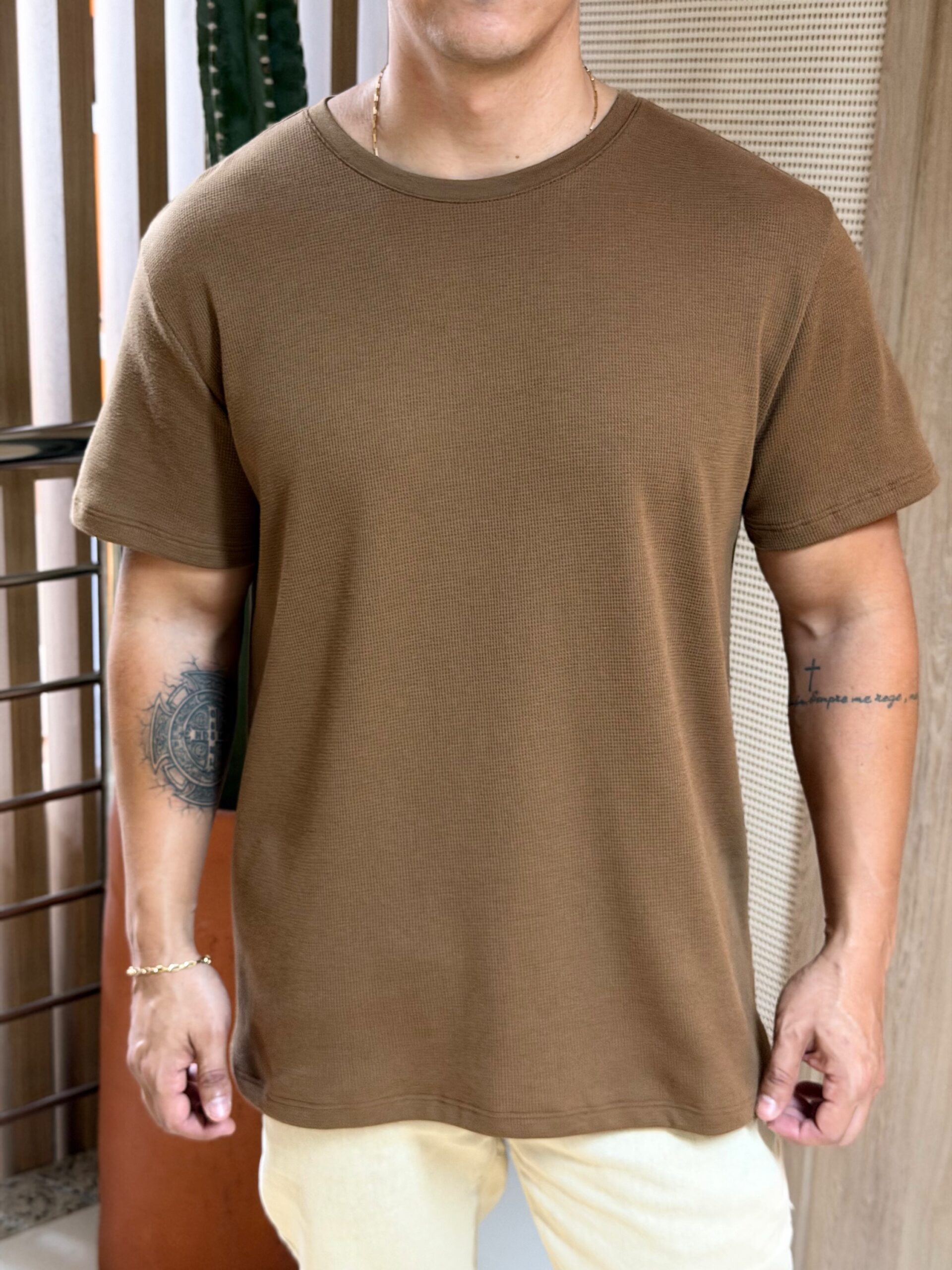 camiseta regular waffle caramelo - Imagem 3