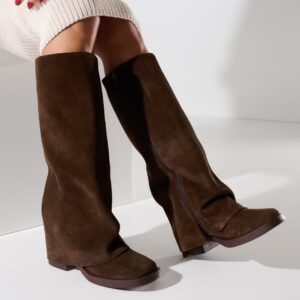 BOTA DE CANO ALTO EM CAMURÇA CAFÉ SOBREPOSTO ESTILO CAPUZ