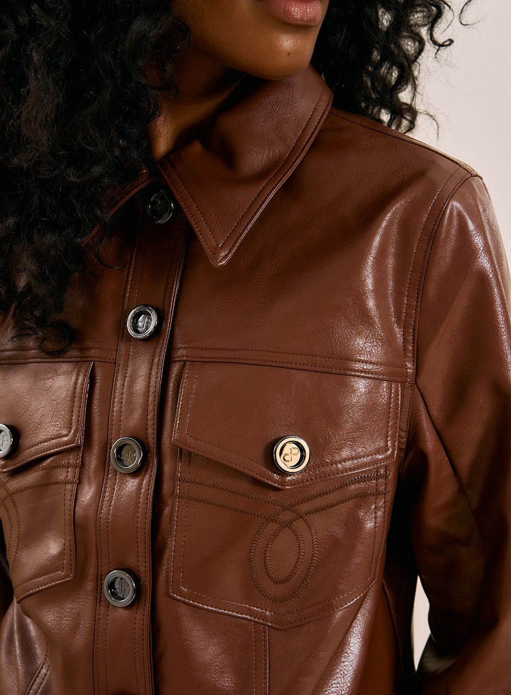 Jaqueta Cropped PU marrom - Imagem 3