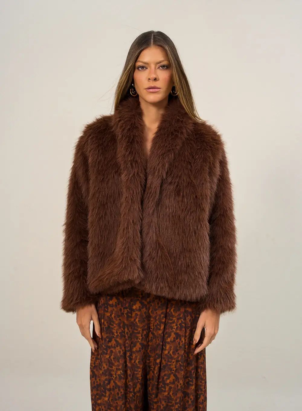 Casaco Curto em Pelo Sintético