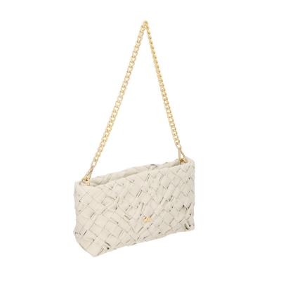 BOLSA MÉDIA EM COURO OFF WHITE COM TRESSÊ